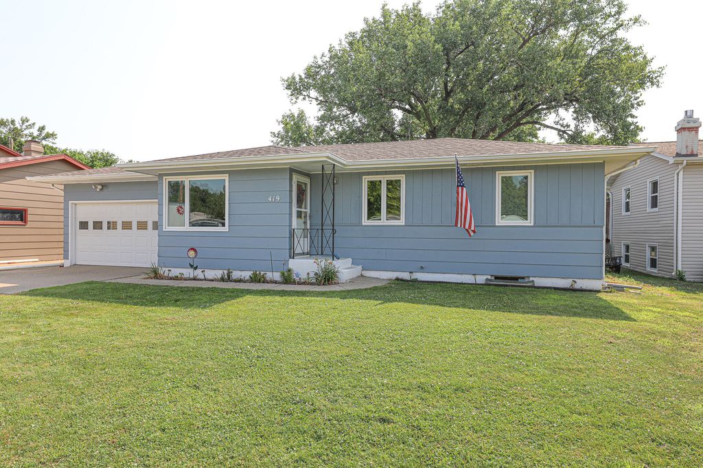 419 Meadow Ln, Bismarck, ND 58504