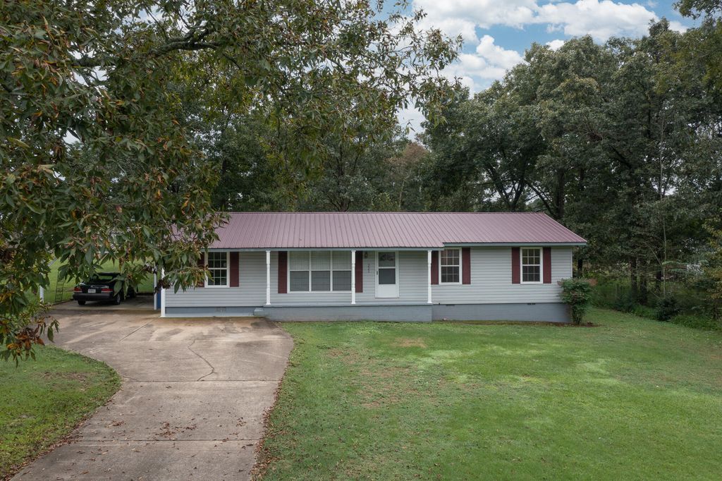 221 Poplar Dr, Rainsville, AL 35986