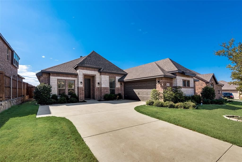 130 Red Pine Dr, Red Oak, TX 75154