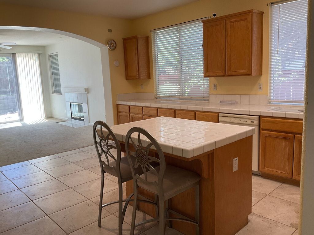 892 Autumn Creek Ct, Tracy, CA 95377