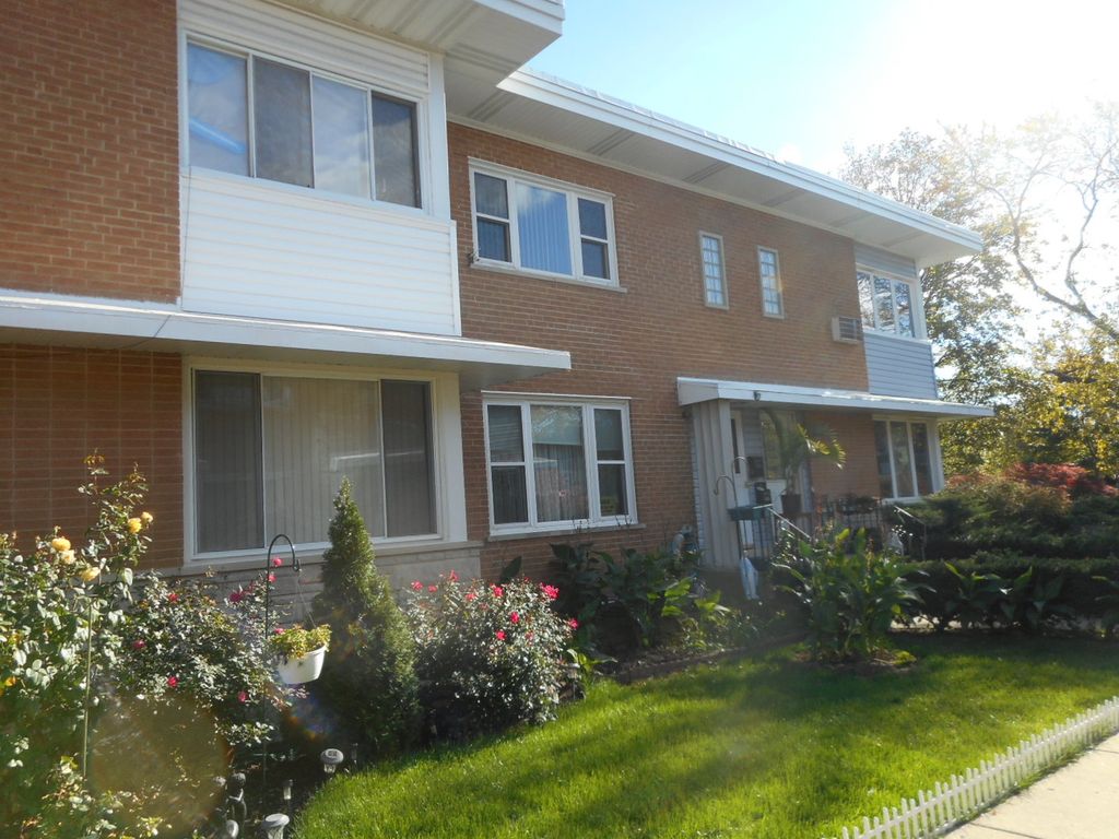 1458 Willow Ave, Des Plaines, IL 60016