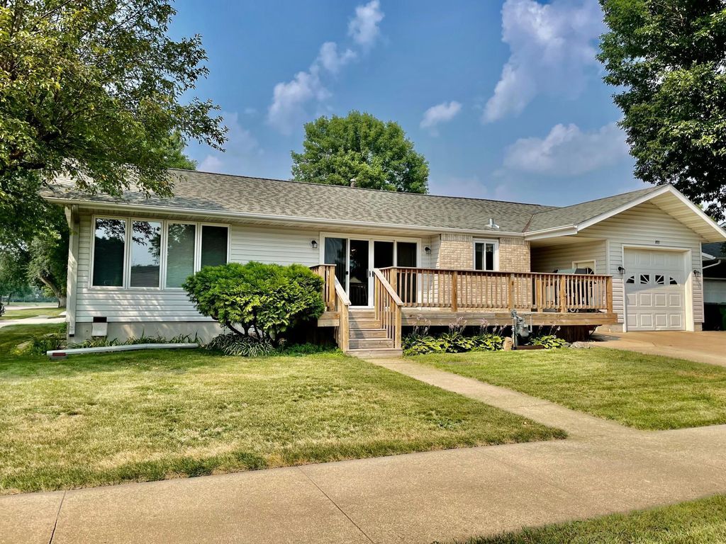 103 Clary St, Worthington, MN 56187