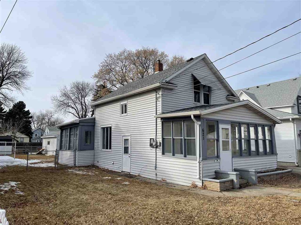 621 2nd ST NE, Minot, ND 58703 3 Bed, 2 Bath Single