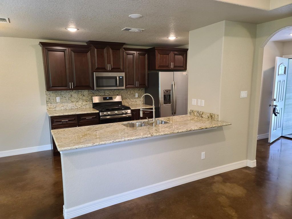 59 Blue Bonnet Ct, Lake Jackson, TX 77566