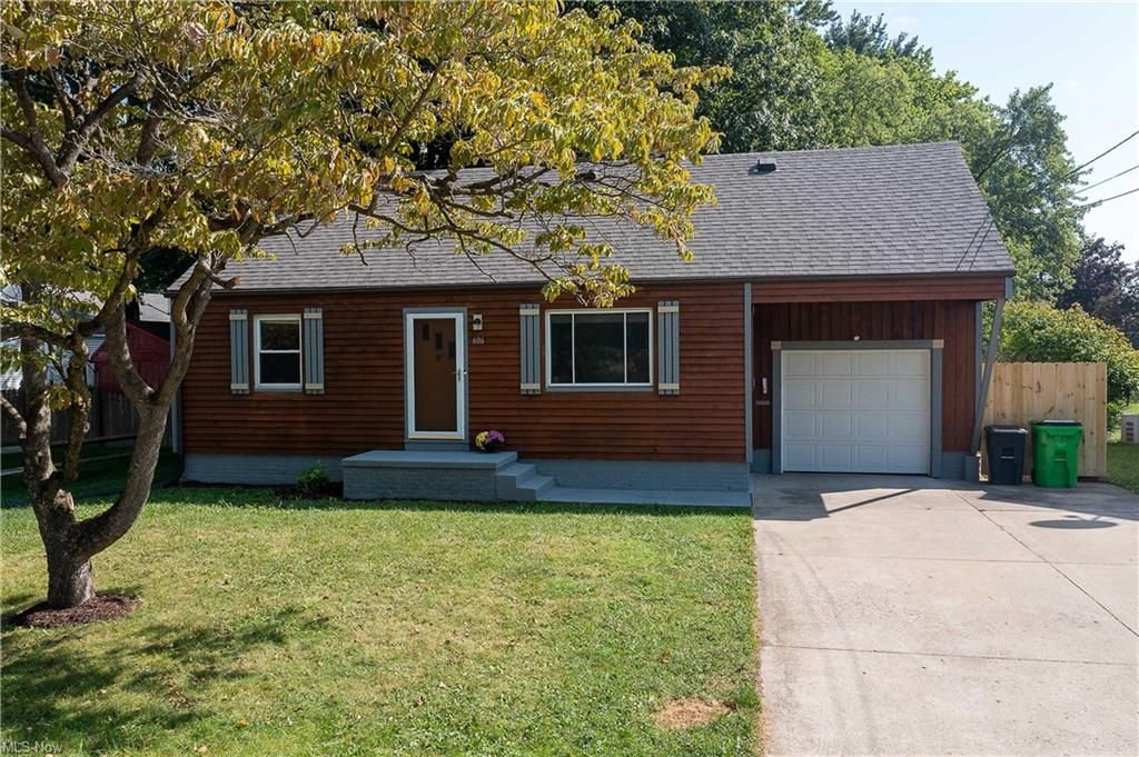 606 4th St NE, North Canton, OH 44720