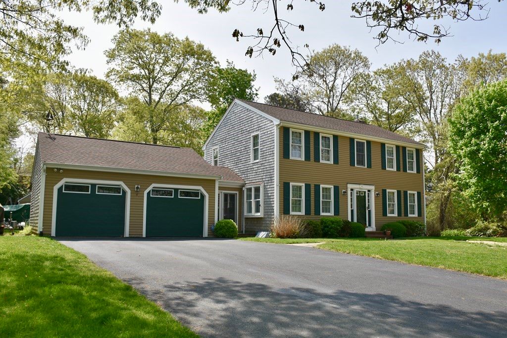 4 Plymouth Heights Rd, Bourne, MA 02532