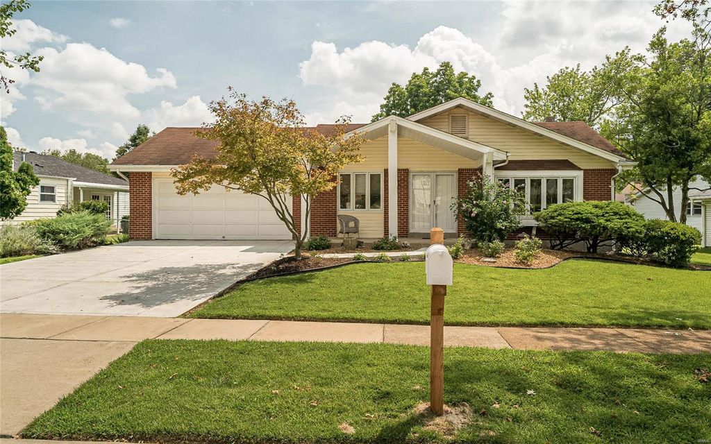 12728 Parkway Estates Dr, Saint Louis, MO 63146