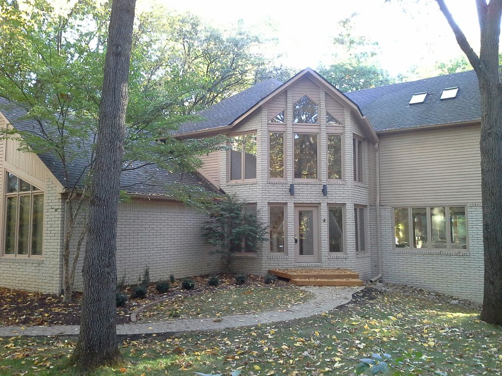 6390 Englewood Dr, Clarkston, MI 48346