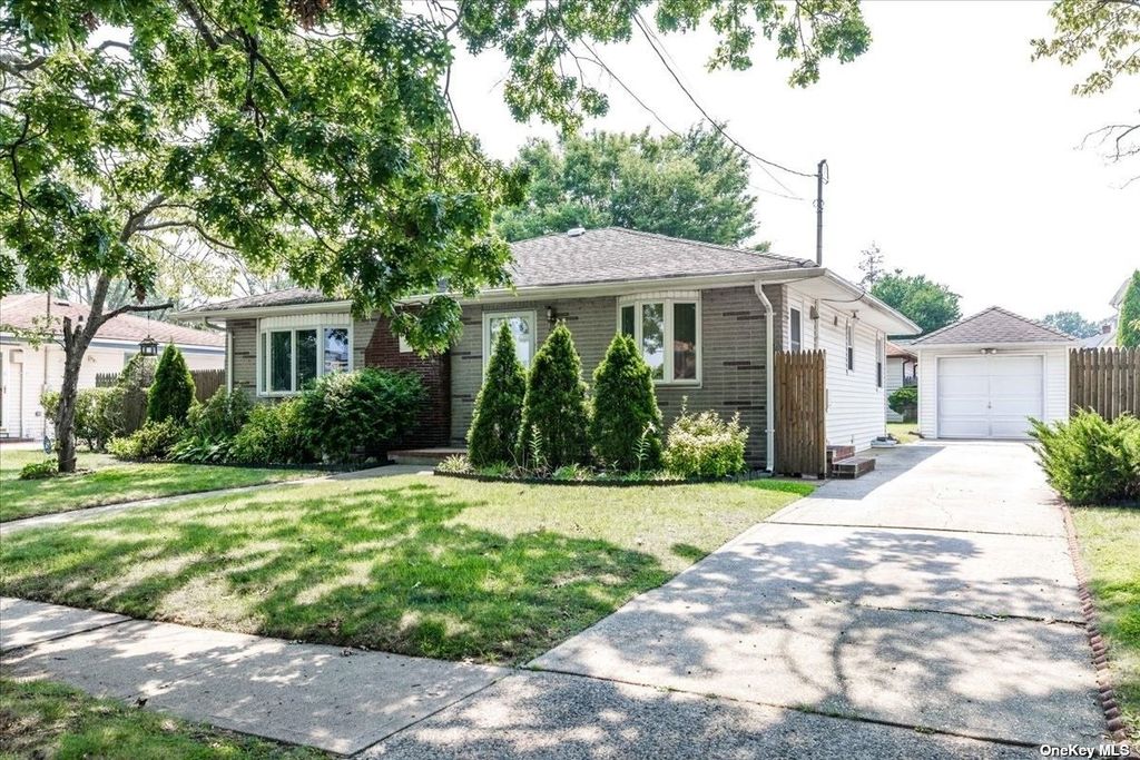 485 Leonard Blvd, New Hyde Park, NY 11040