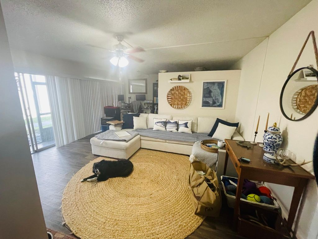 586 79th Ter  N #111, Saint Petersburg, FL 33702