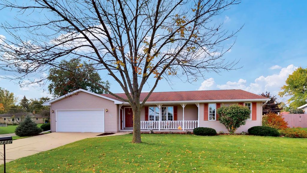 1688 Penny Pl, Green Bay, WI 54302