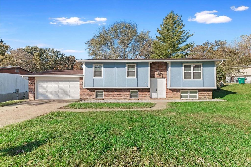 4595 Towne Hall Dr, Arnold, MO 63010