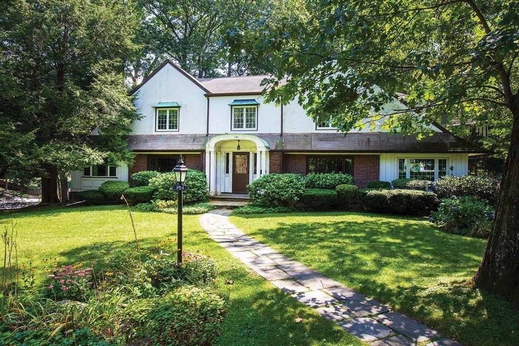 194 Hobart Rd, Chestnut Hill, MA 02467