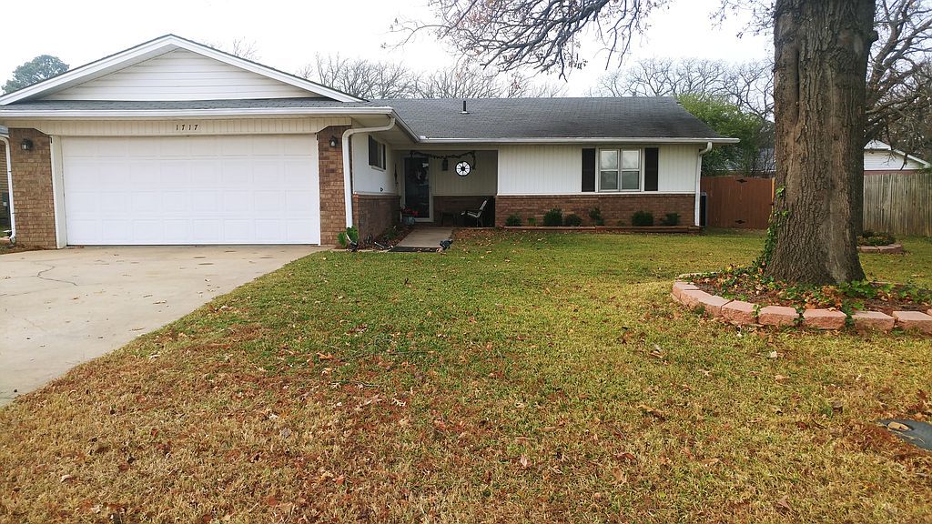 1717 Lacey Dr, Durant, OK 74701