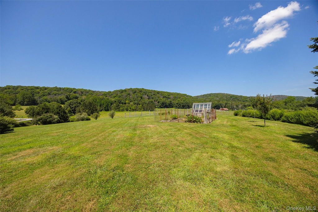 view 40th full size image of this home