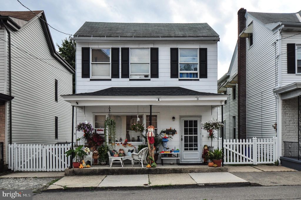 228 N Mill St, Saint Clair, PA 17970