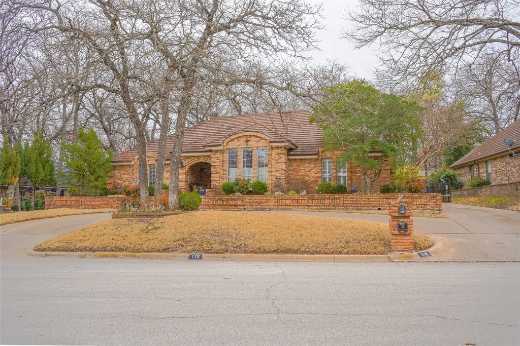 116 Robinwood Ln, Azle, TX 76020