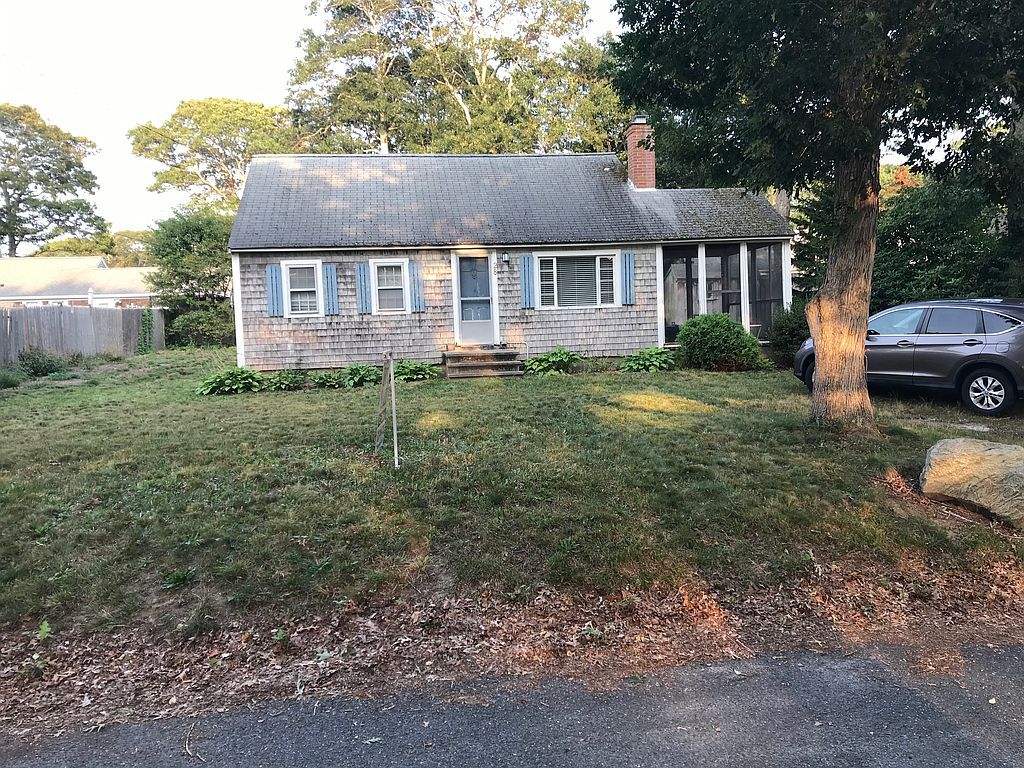 28 4th Ave, West Hyannisport, MA 02672