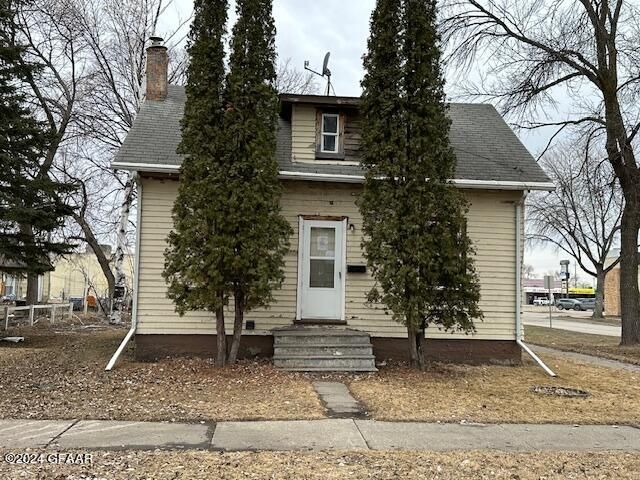 802 S  12th St, Grand Forks, ND 58201