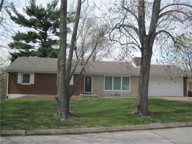 455 Country Club Dr, Hannibal, MO 63401