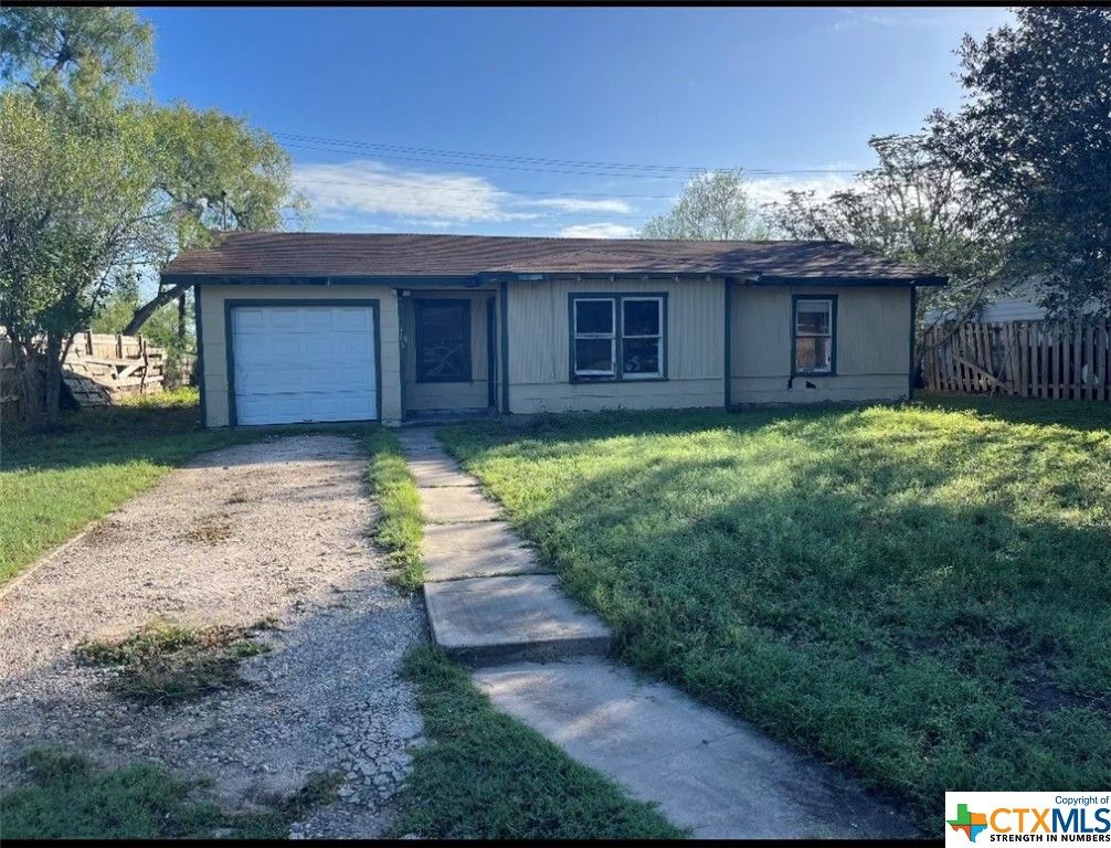 1705 Emily Dr, Beeville, TX 78102