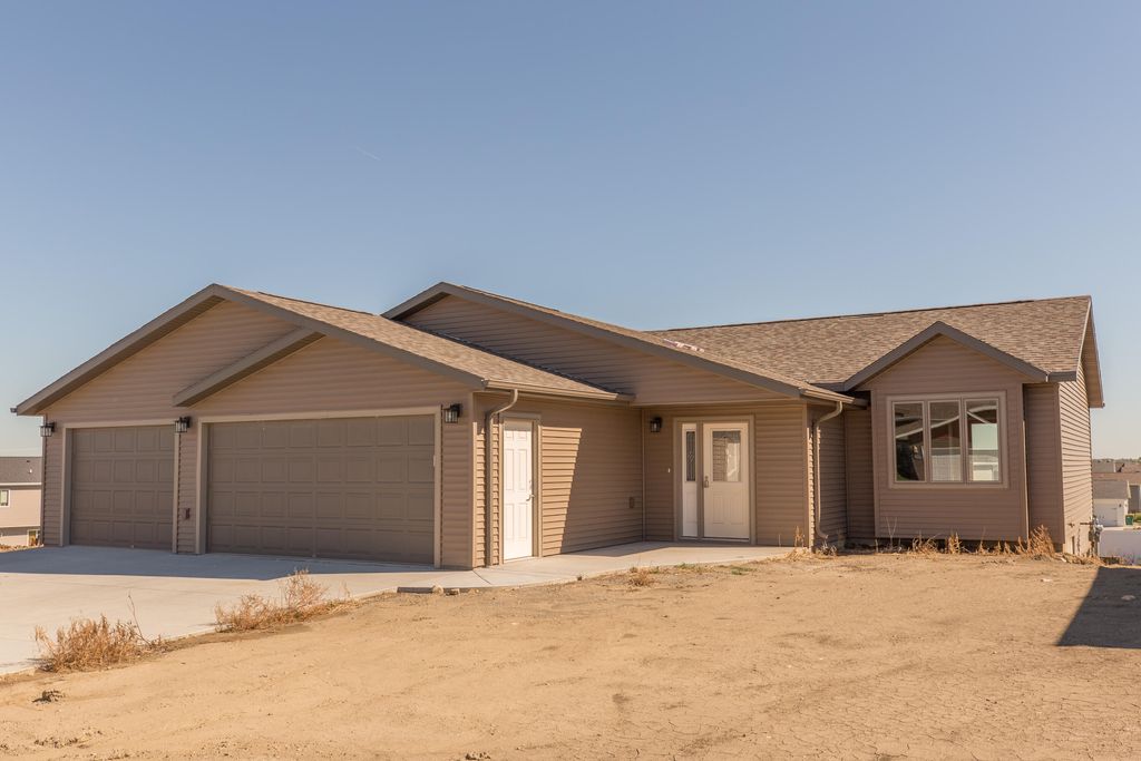 4909 Weyburn Dr, Bismarck, ND 58503
