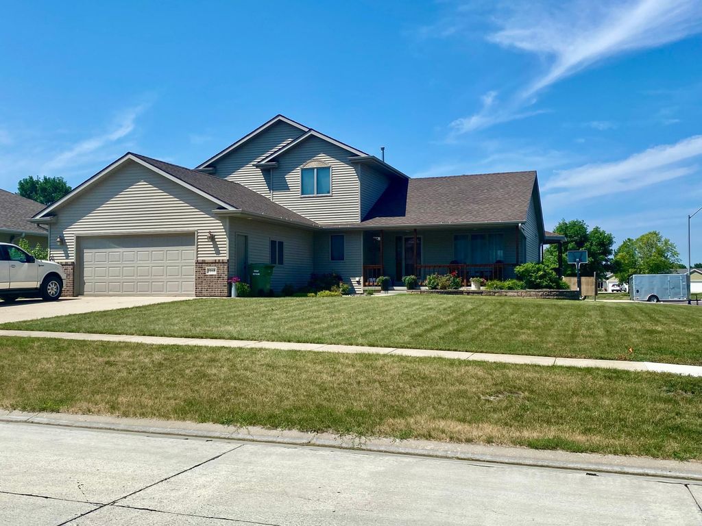 1168 Briarwood Dr, Worthington, MN 56187