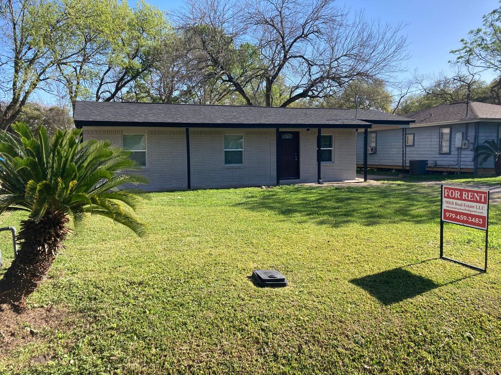 215 W Orchard St, Clute, TX 77531