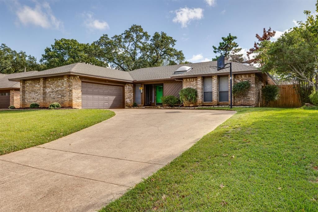 5720 Trail Crest Dr, Arlington, TX 76017