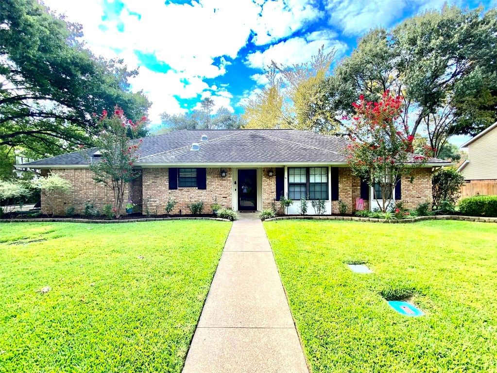 910 Rolling Dr, Athens, TX 75751