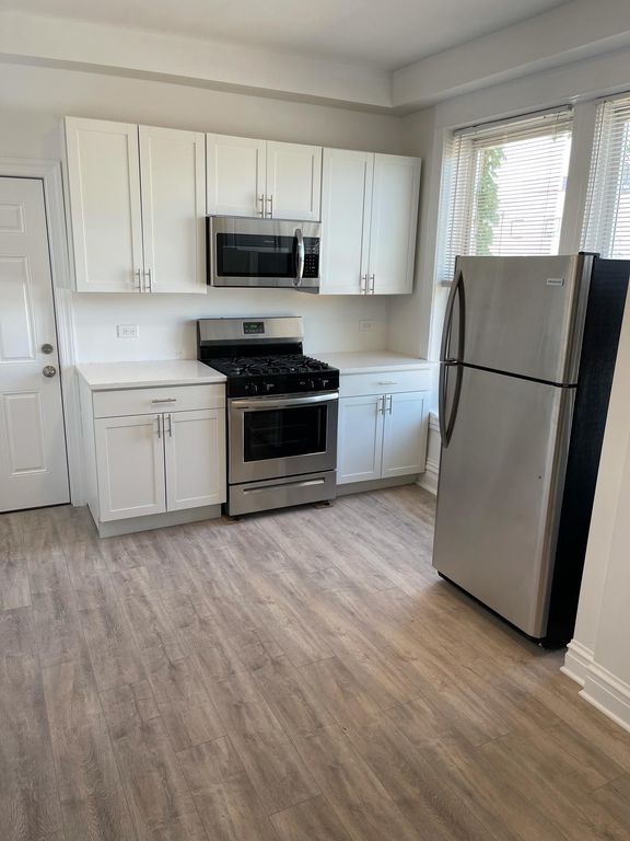 2337 W Superior St #2F, Chicago, IL 60612