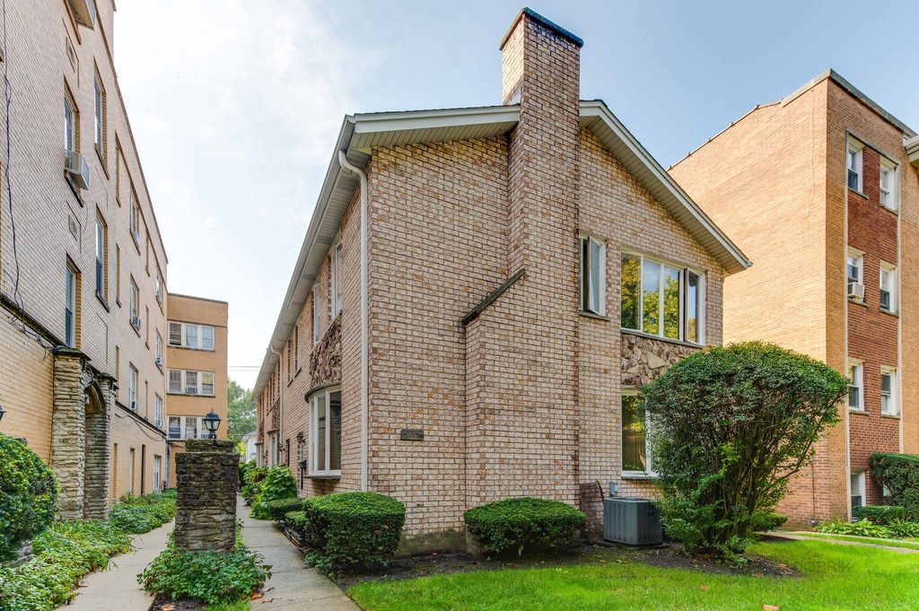 2425 W Lunt Ave #A, Chicago, IL 60645