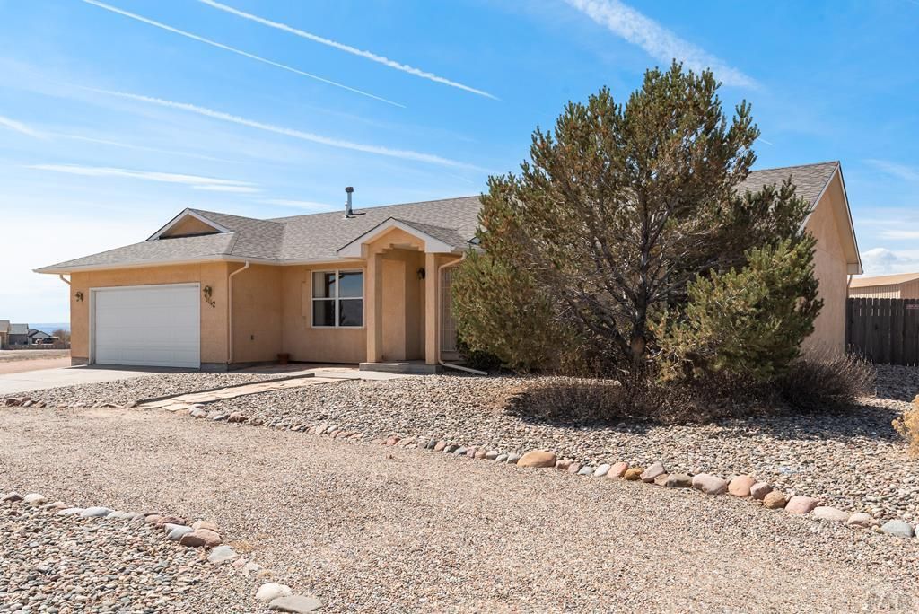 1142 W Covered Wagon Dr, Pueblo, CO 3 Bed, 2 Bath Single