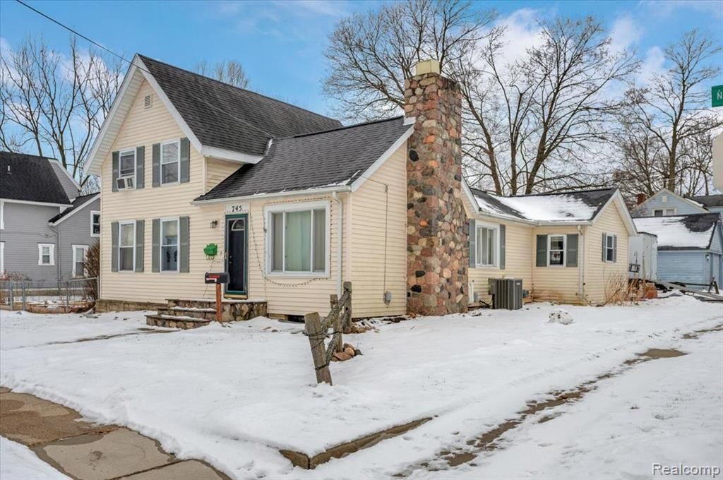 745 N Calhoun St, Lapeer, MI 48446