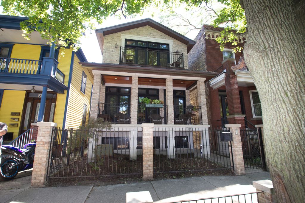 1745 W Cornelia Ave, Chicago, IL 60657