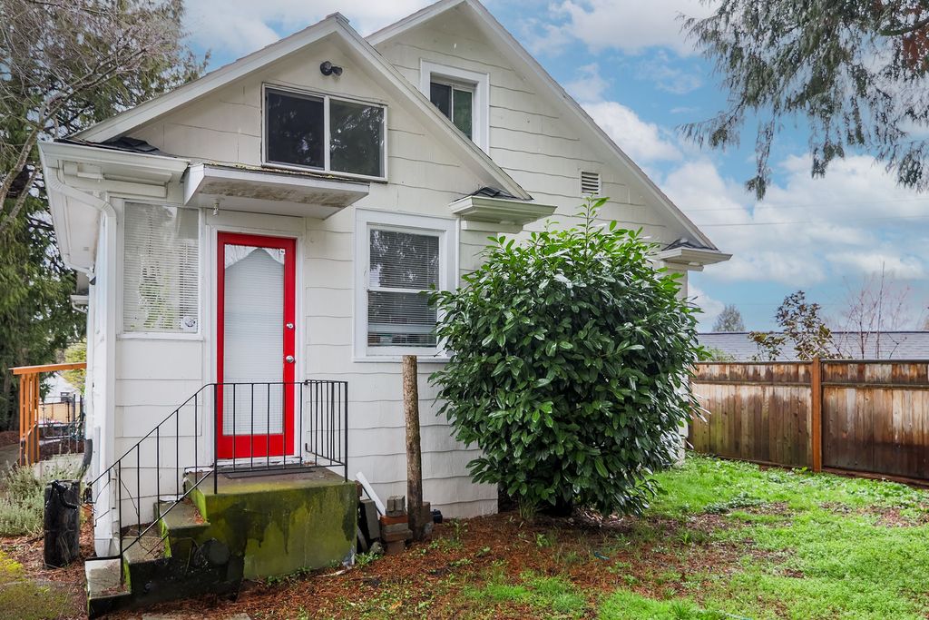 2209 E  Roanoke St, Seattle, WA 98112
