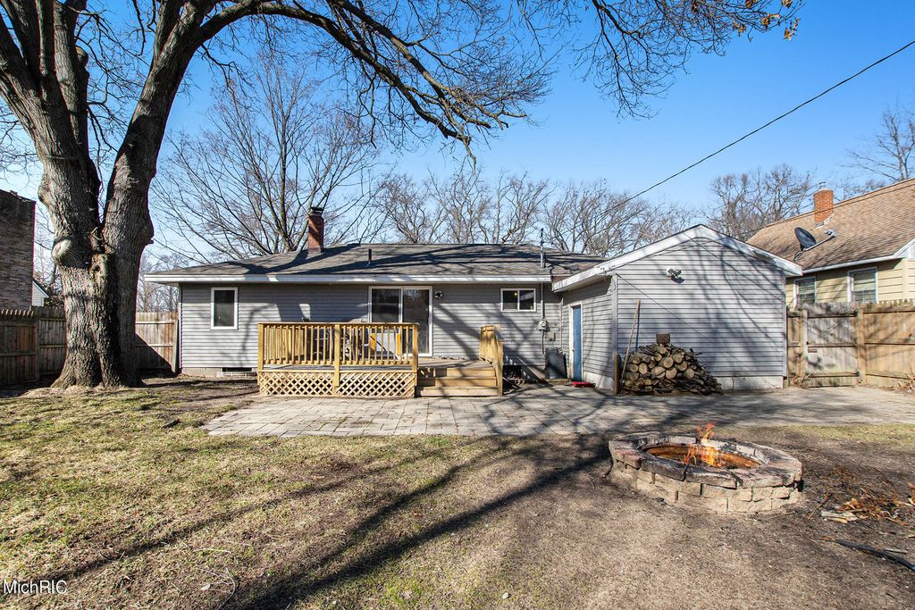 2043 Wesley Ave, Muskegon, MI 49442 - 3 Bed, 1 Bath Single-Family Home