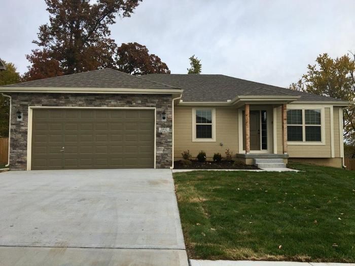 1402 NW Hilltop Ln, Grain Valley, MO 4 Bed, 3 Bath SingleFamily Home