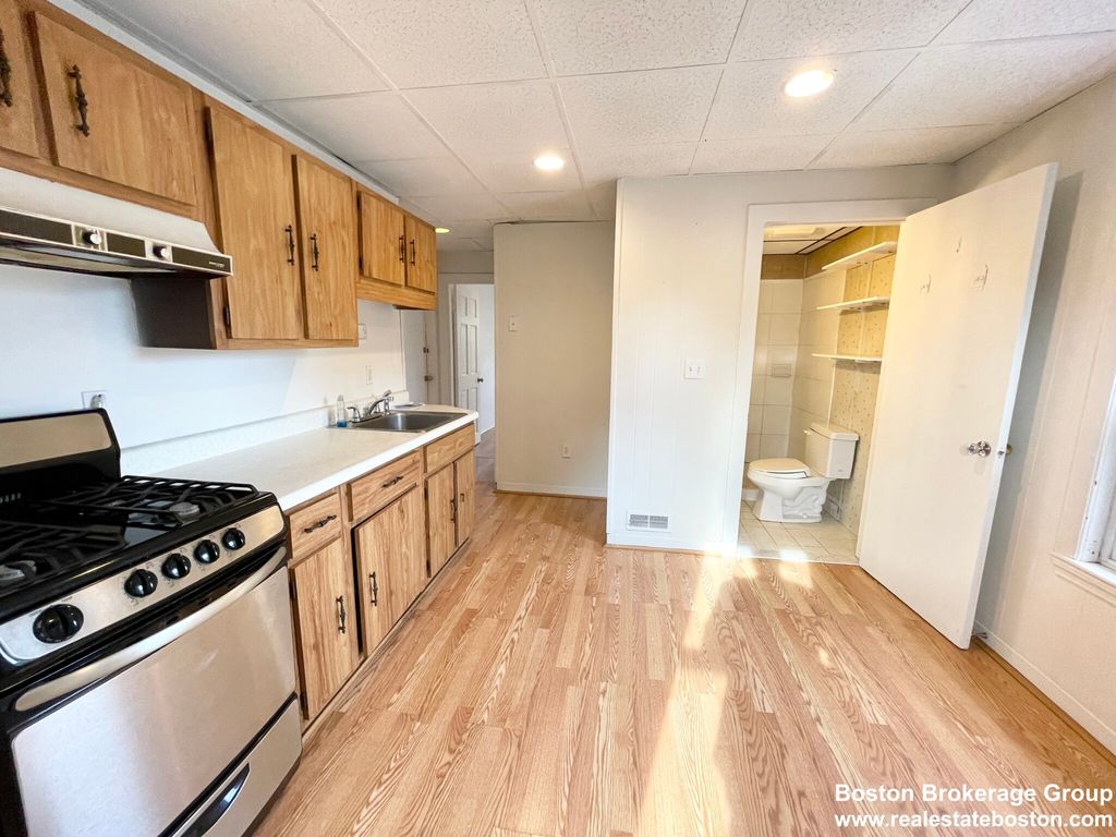 105 Buttonwood St #2, Boston, MA 02125