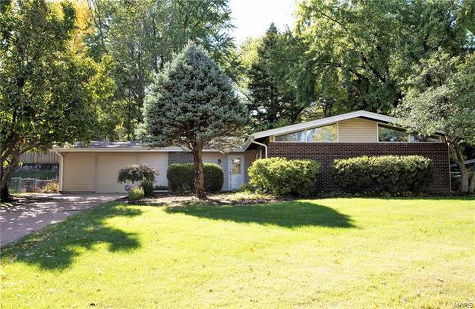 32 Graeler Dr, Saint Louis, MO 63146