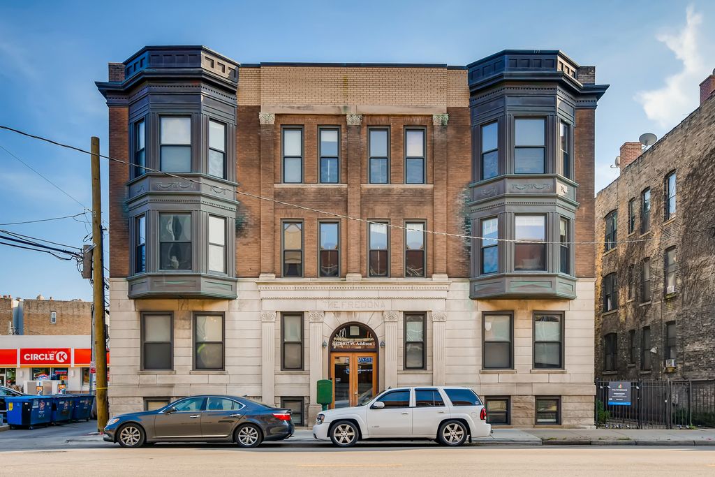 815 W Addison St #GR, Chicago, IL 60613
