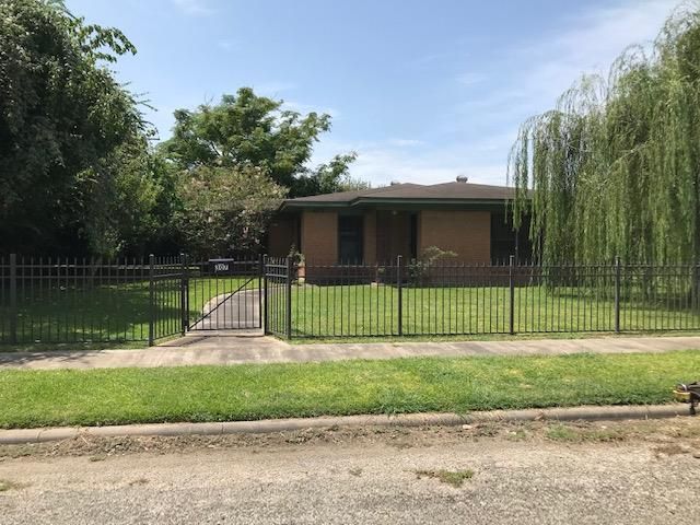 307/309 4th St, Palacios, TX 77465