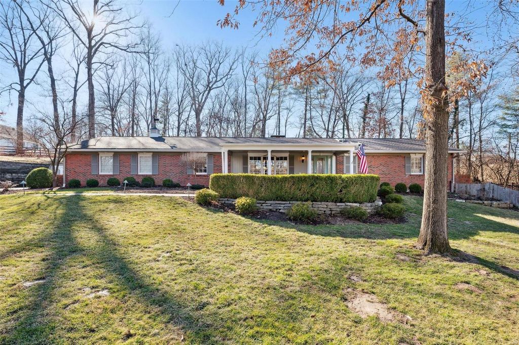 8 Woods Hill Dr, Chesterfield, MO 63017