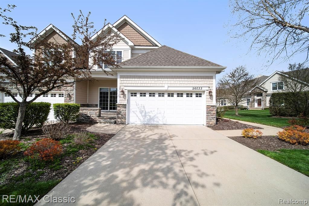 26033 Island Lake Dr, Novi, MI 48374