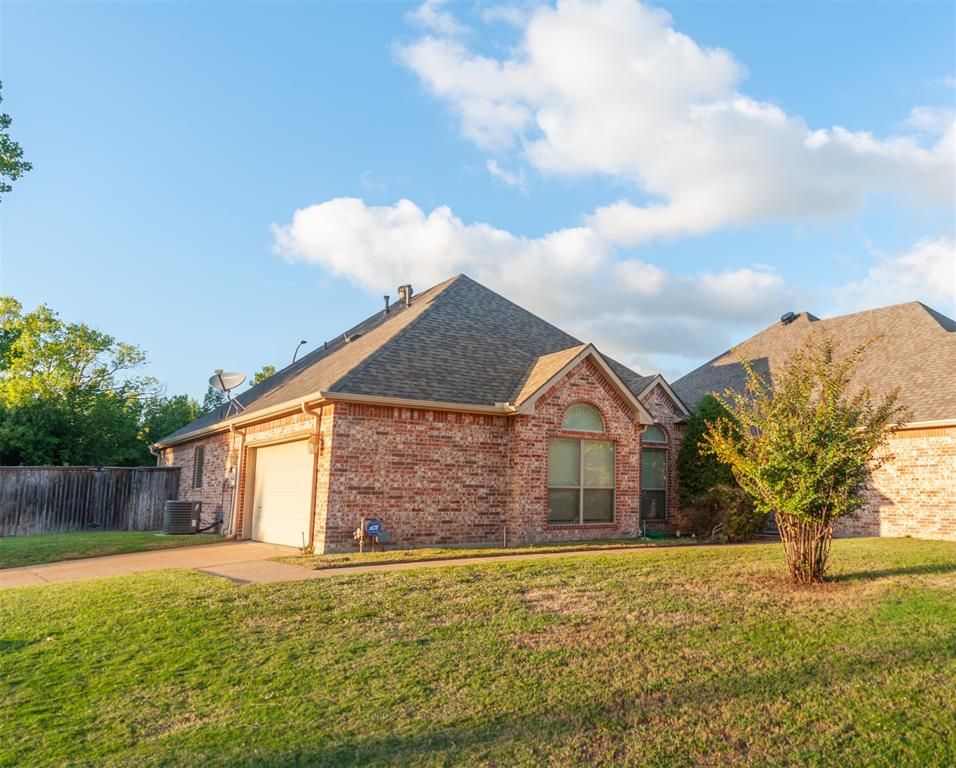 2105 Norwood Ln, Arlington, TX 76013