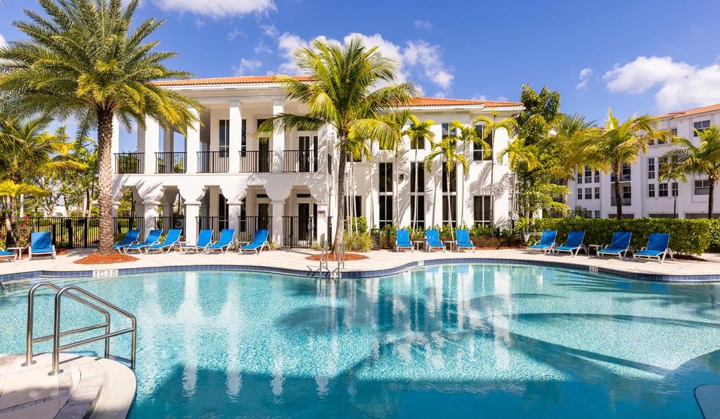 10170 SW 7th St, Hollywood, FL 33025