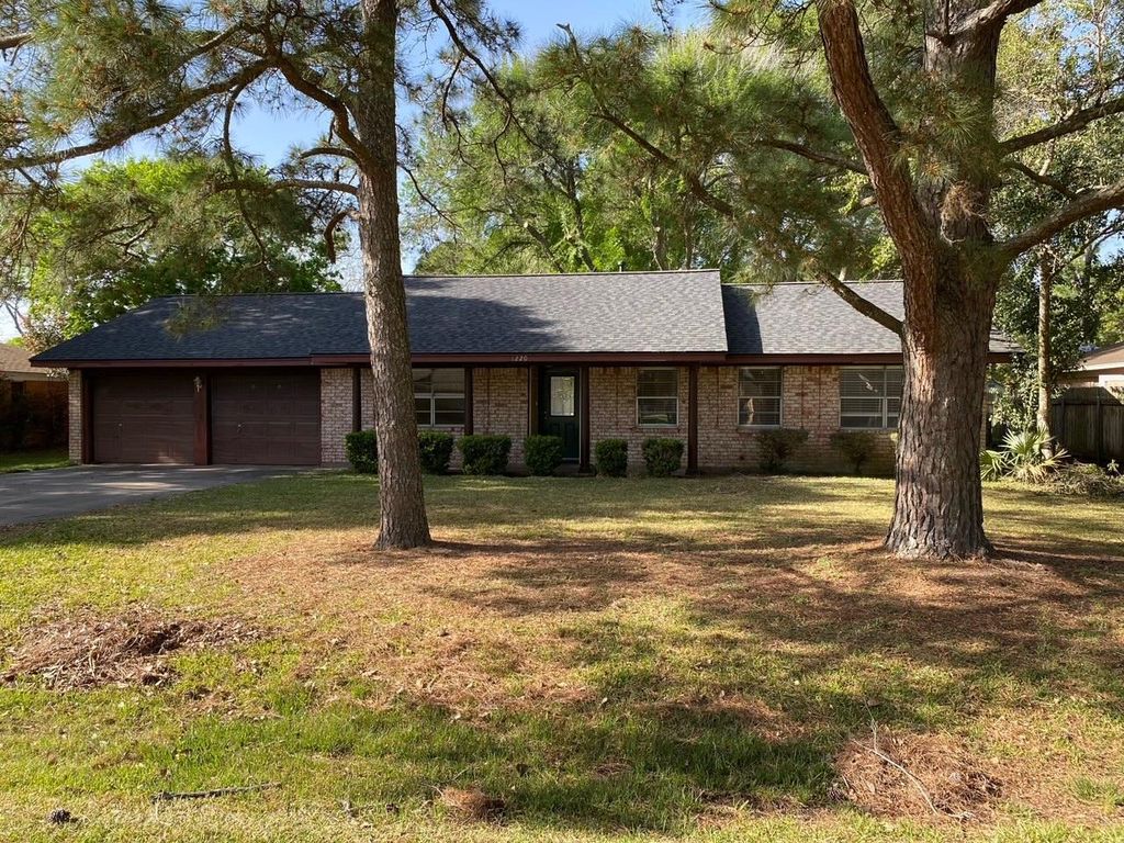 1220 Linnwood St, El Campo, TX 77437