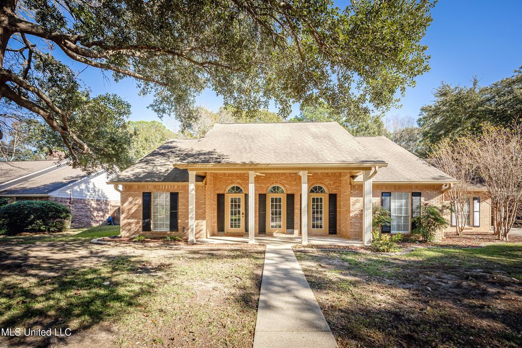 3840 Chaumont Cir, Ocean Springs, MS 39564