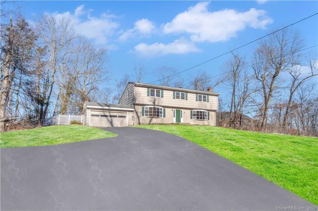 205 W Woods Rd, Hamden, CT 06518