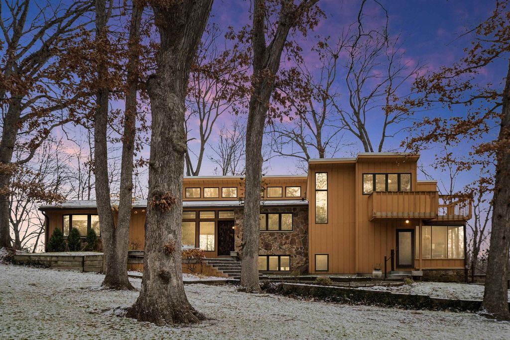 395 Four Seasons Dr, Waterloo, IA 50701